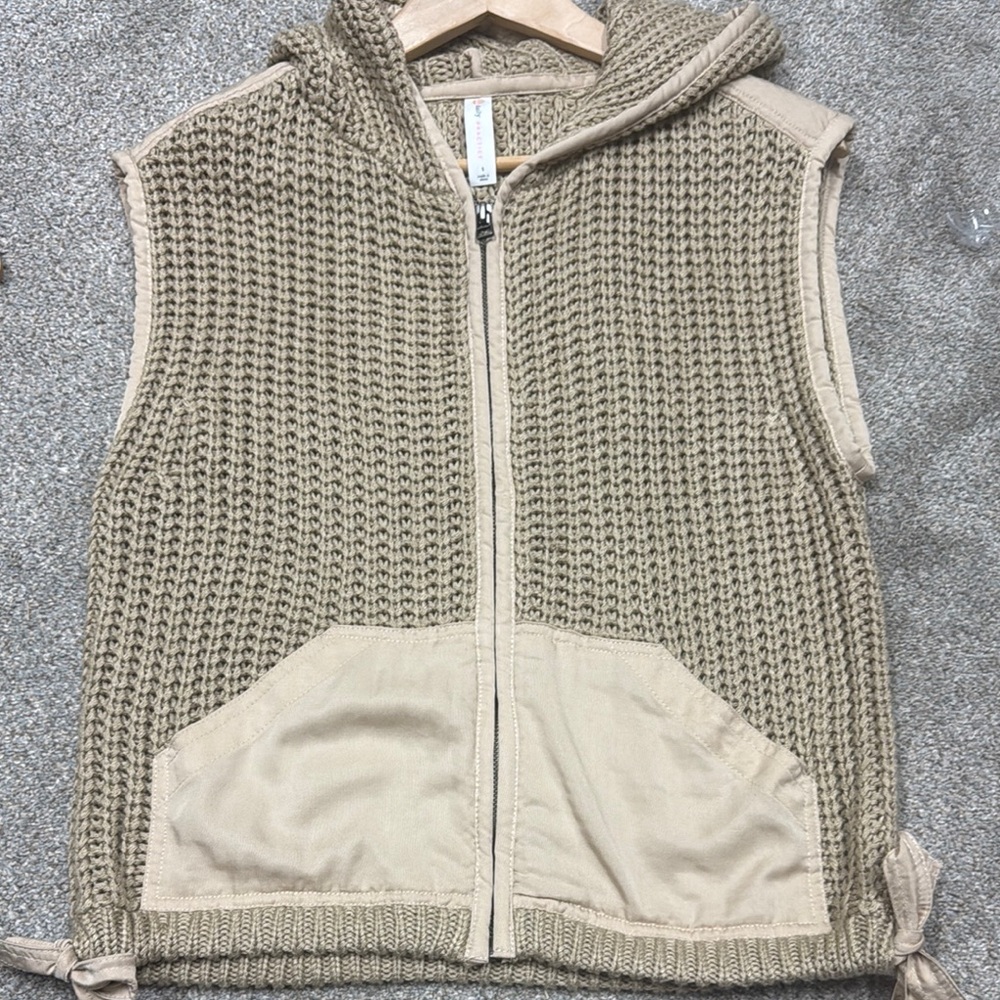 Women’s  Tan Sleeveless Sweater zip up